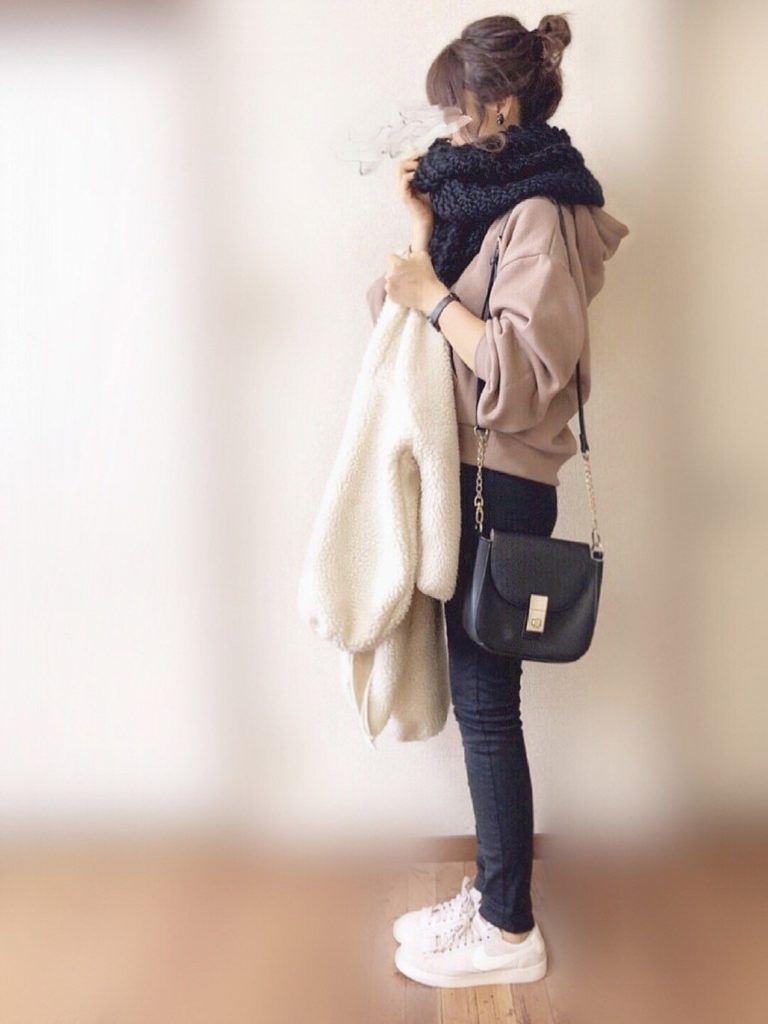 綺麗なスウェット コーデ レディース 冬 人気のファッション画像