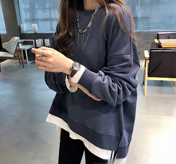 トレーナー大きめかわいいレディースコーデ スウェット大きめの着こなし